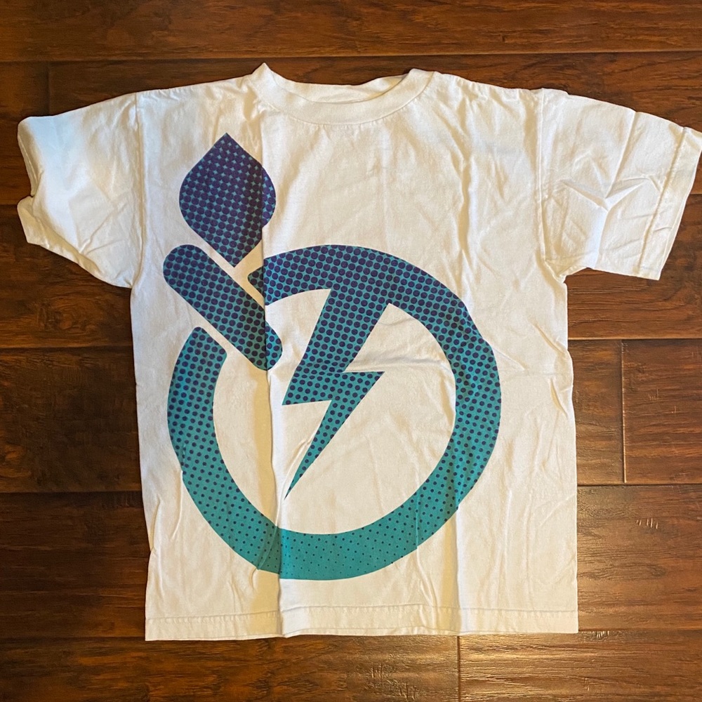 Green Apple Shirt! Cool design.